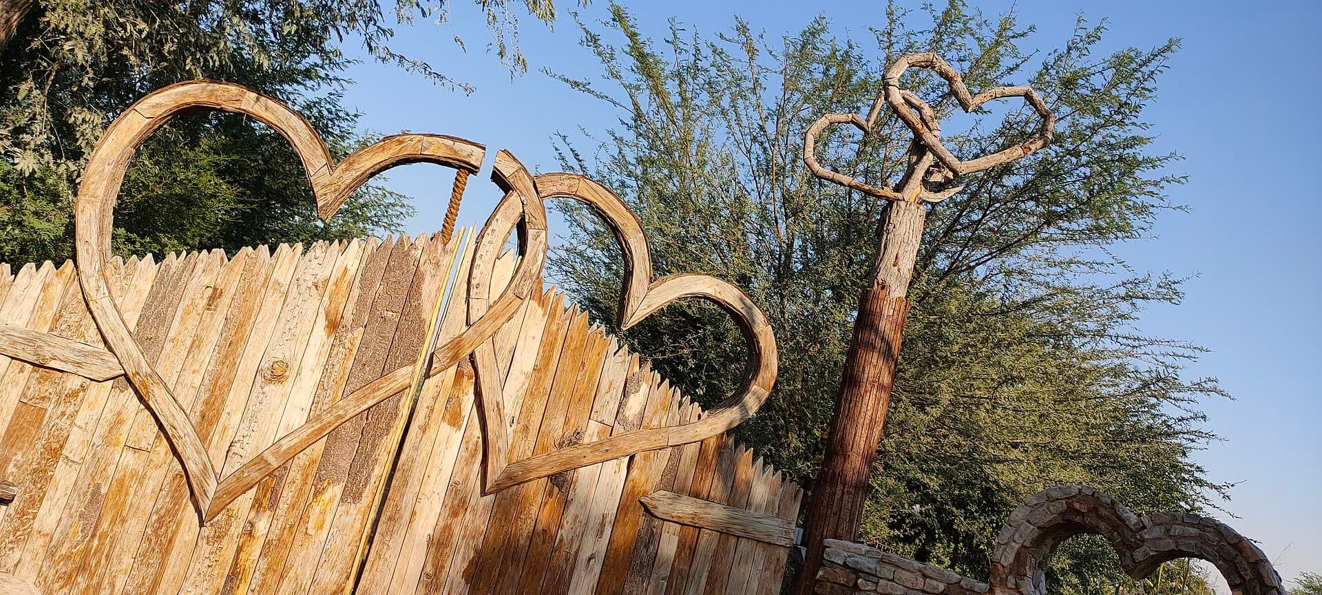 Timber hearts beside the lake. Photograph by Japashalin, 2021.