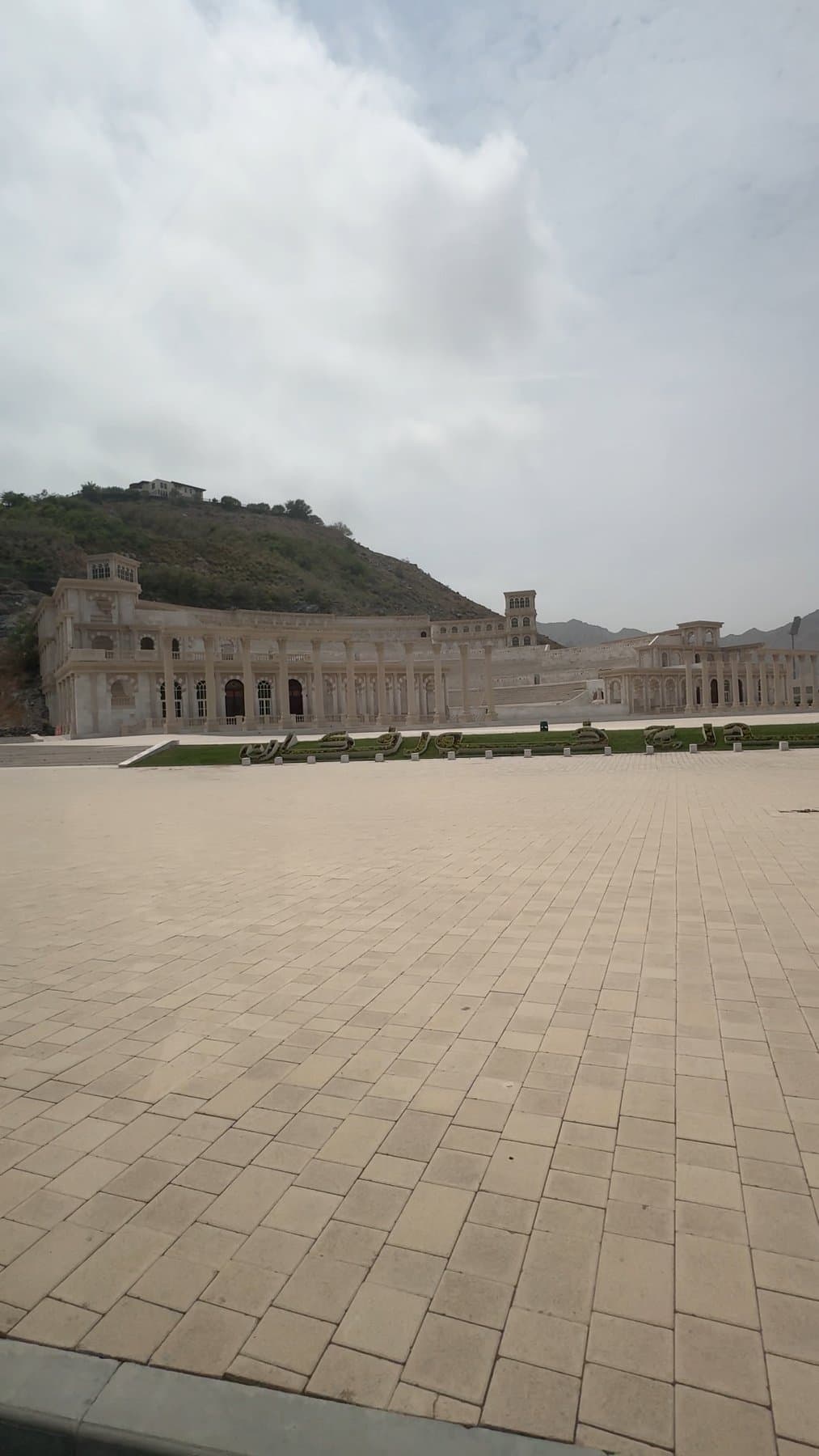 Khorfakkan Amphitheatre, beside the waterfall. Photograph by Takeki Shinkawa.