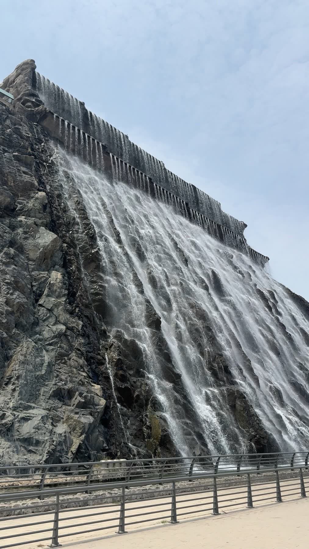 Khorfakkan Waterfall during our visit. Photograph by Takeki Shinkawa.